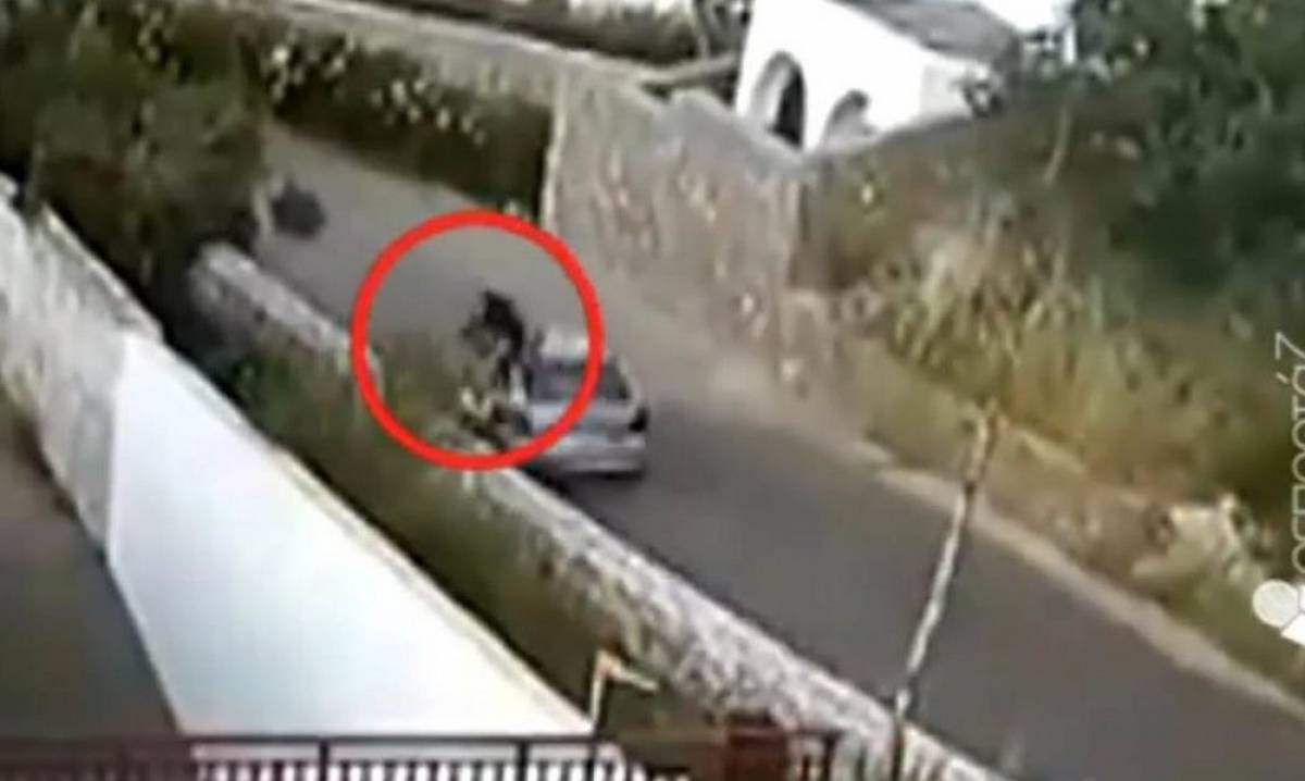 Βίντεο σοκ από τροχαίο στην Κρήτη - Η στιγμή που 24χρονος μοτοσικλετιστής εκσφενδονίζεται στον αέρα