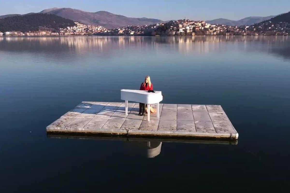 Μοναδικές εικόνες από την Καστοριά: Η «ιπτάμενη πιανίστρια» έπαιξε πιάνο στη μέση της λίμνης