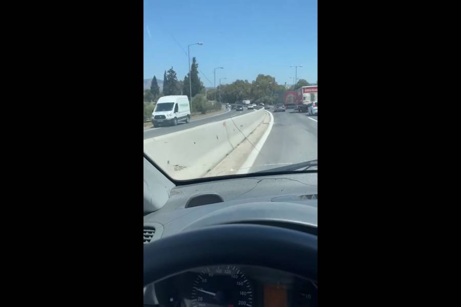 Βίντεο από το τροχαίο στη Λ. Αθηνών: Οδηγούσε ανάποδα και συγκρούστηκε μετωπικά με άλλο ΙΧ