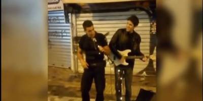 Μοναστηράκι: Αστυνομικός παίρνει το μικρόφωνο και τραγουδά μαζί με πλανόδιο
