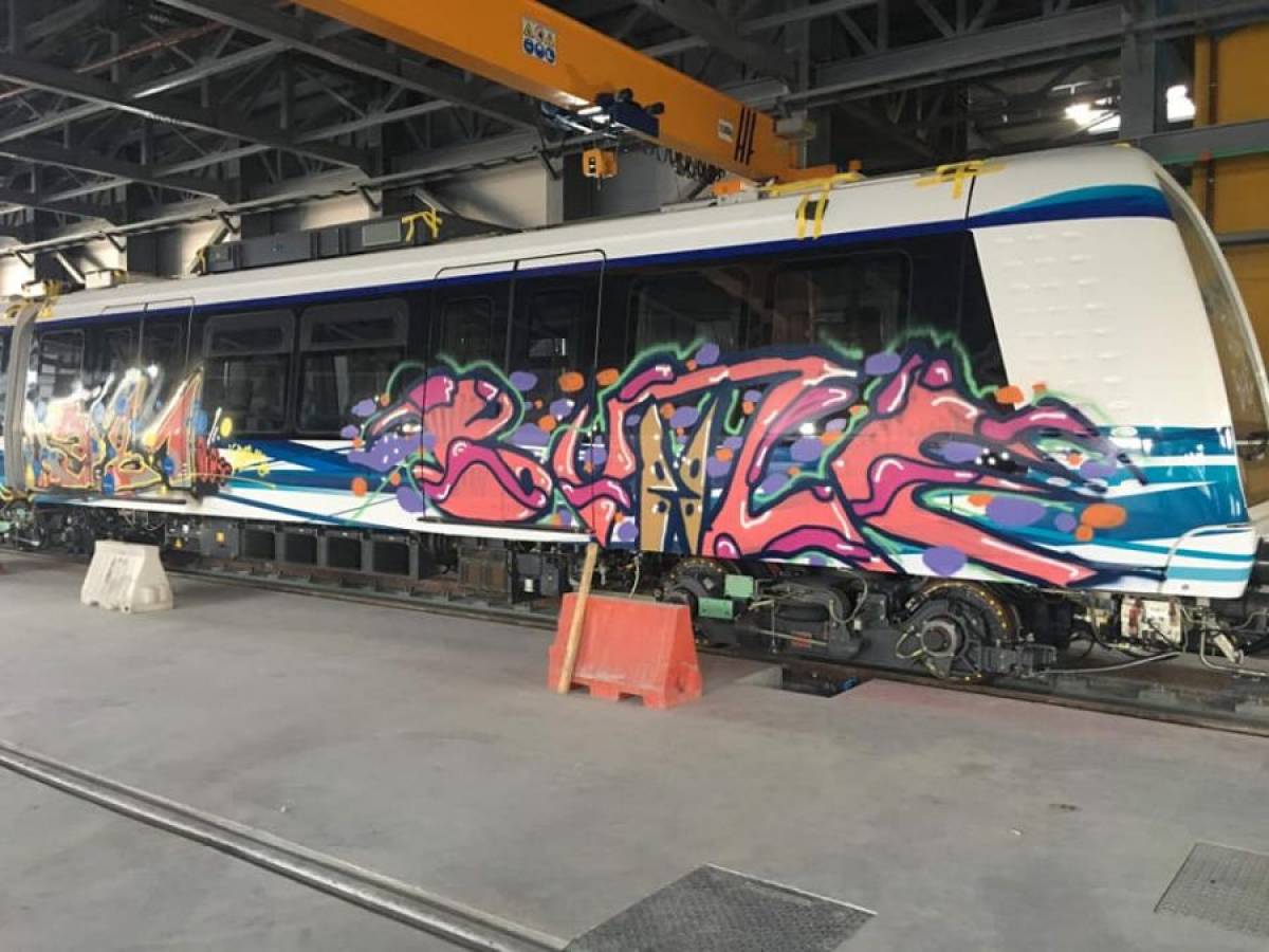 «Στόλισαν» με γκράφιτι τα βαγόνια του μετρό στη Θεσσαλονίκη