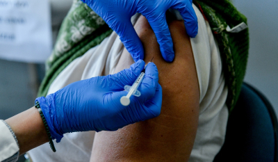 Επικαιροποιημένα εμβόλια: Τη Δευτέρα οι πρώτοι εμβολιασμοί - Ποιοι μπορούν να τα κάνουν