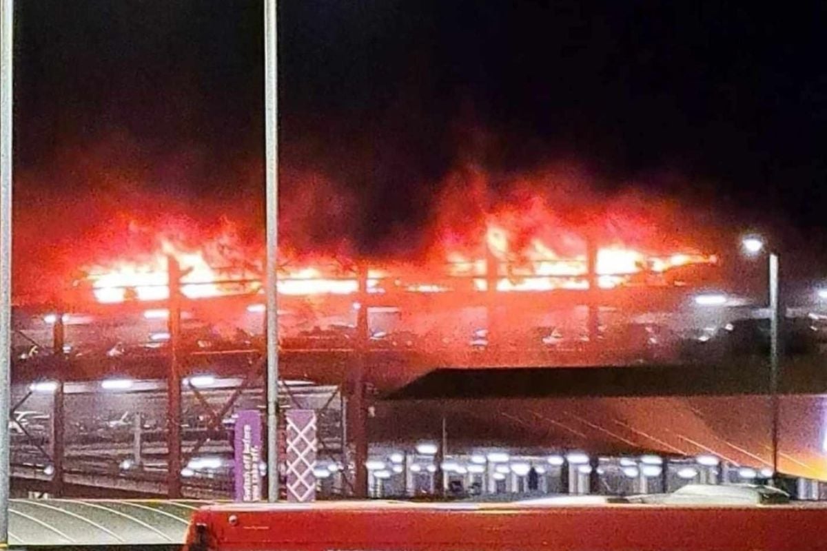 Λονδίνο: Χάος στο αεροδρόμιο Λούτον - Ξέσπασε φωτιά σε πάρκινγκ (βίντεο)