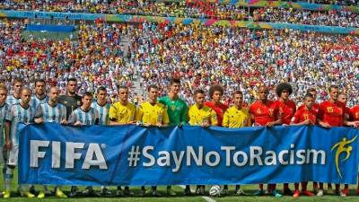 FIFA: Σκέφτεται τον δια βίου αποκλεισμό σε ενόχους ρατσιστικής συμπεριφοράς