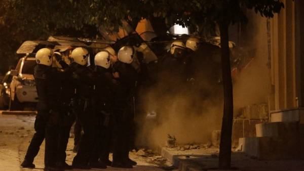 Κουκάκι: Ελεύθεροι οι 20 συλληφθέντες - Μηνύσεις ετοιμάζουν οι αστυνομικοί