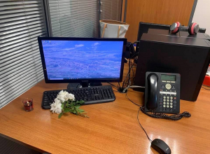 Γιώργος Καραϊβάζ: Ένα κεράκι και λευκά τριαντάφυλλα στο γραφείο του στο Star