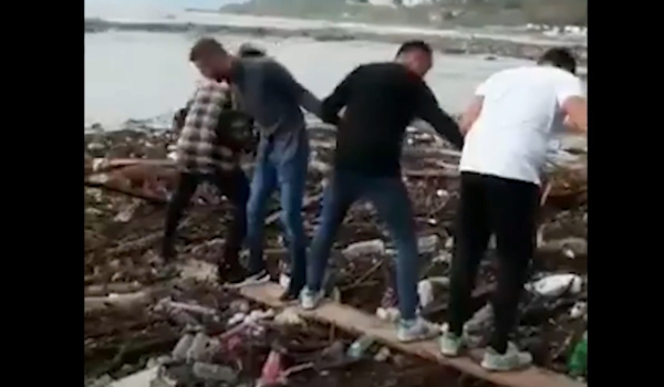 Τουρκία: Ηρωική διάσωση κουταβιού από τις πλημμύρες - Σχημάτισαν ανθρώπινη αλυσίδα