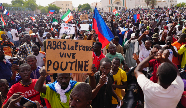 Νίγηρας: Επίθεση του πλήθους στη Γαλλική Πρεσβεία με σύνθημα «Ζήτω ο Πούτιν»