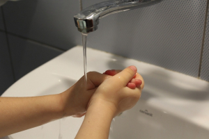 Το υπερβολικό πλύσιμο των χεριών επιβλαβές για το παιδικό δέρμα – Τι προτείνουν οι ειδικοί