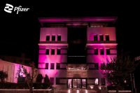 Pfizer Hellas: Φωταγώγησε ροζ το κτίριό της για την Παγκόσμια Ημέρα κατά του Καρκίνου του Μαστού