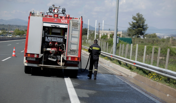Αθηνών - Λαμίας: Φορτηγό άρπαξε φωτιά κοντά στη Μαλακάσα - Στο «κόκκινο» η κίνηση