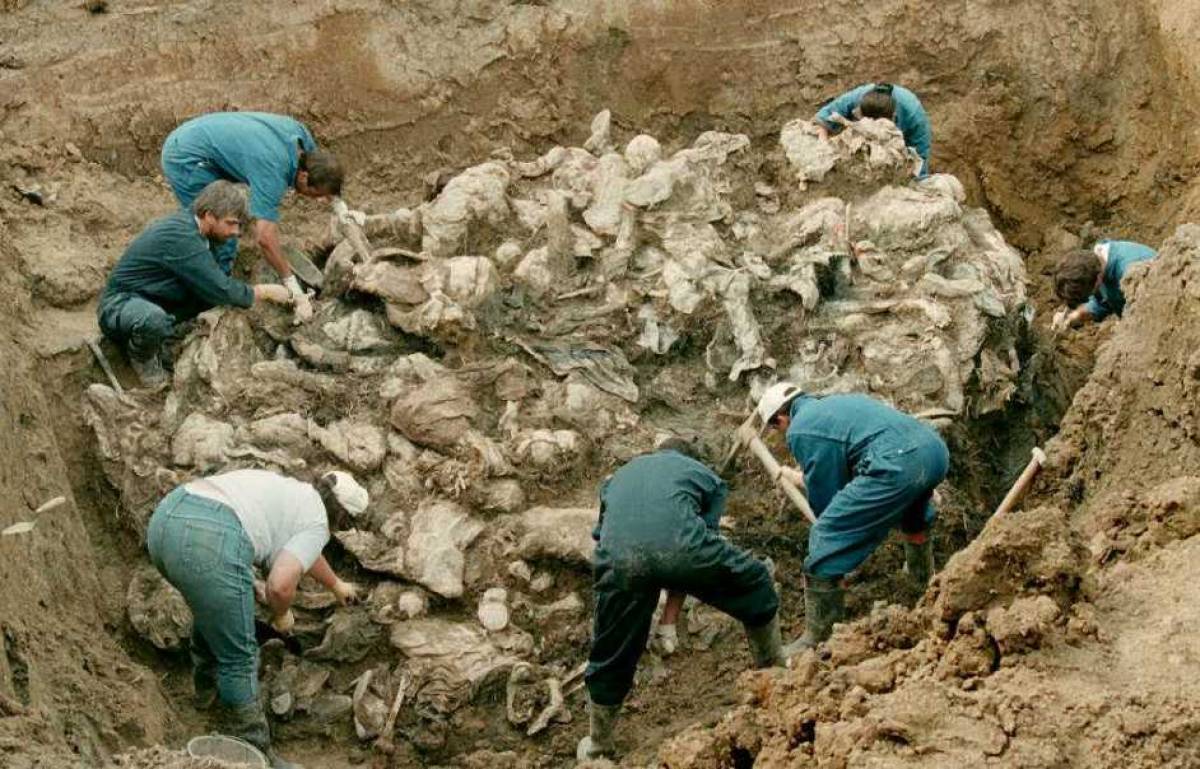 Ερευνητές του Διεθνούς Ποινικού Δικαστηρίου για τα εγκλήματα στην πρώην Γιουγκοσλαβία αποκαλύπτουν σορούς Βοσνίων Μουσουλμάνων σε ομαδικό τάφο στη Σρεμπρένιτσα το 1996