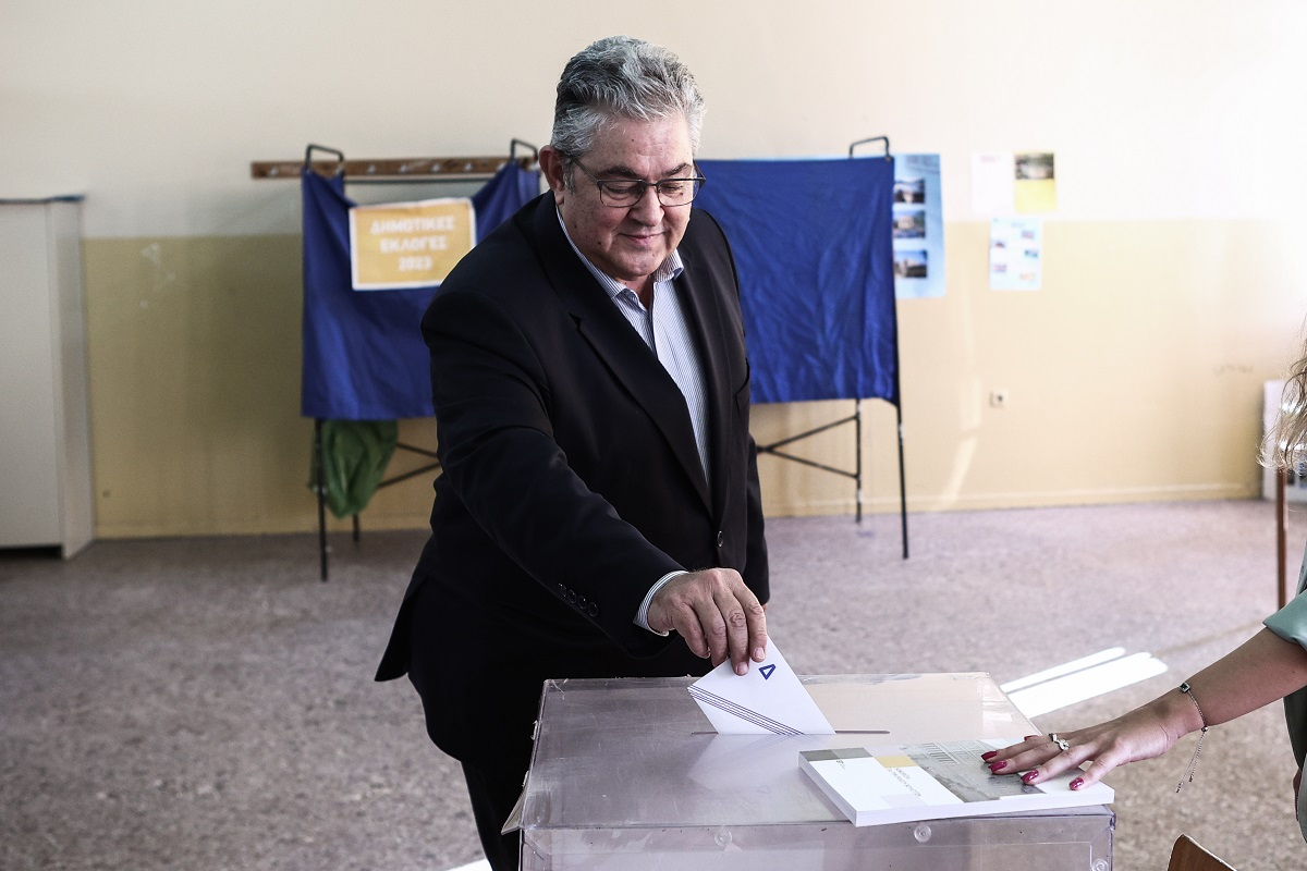 Ψήφισε στη Νέα Ιωνία ο Δημήτρης Κουτσούμπας για τον β&#039; γύρο των αυτοδιοικητικών εκλογών
