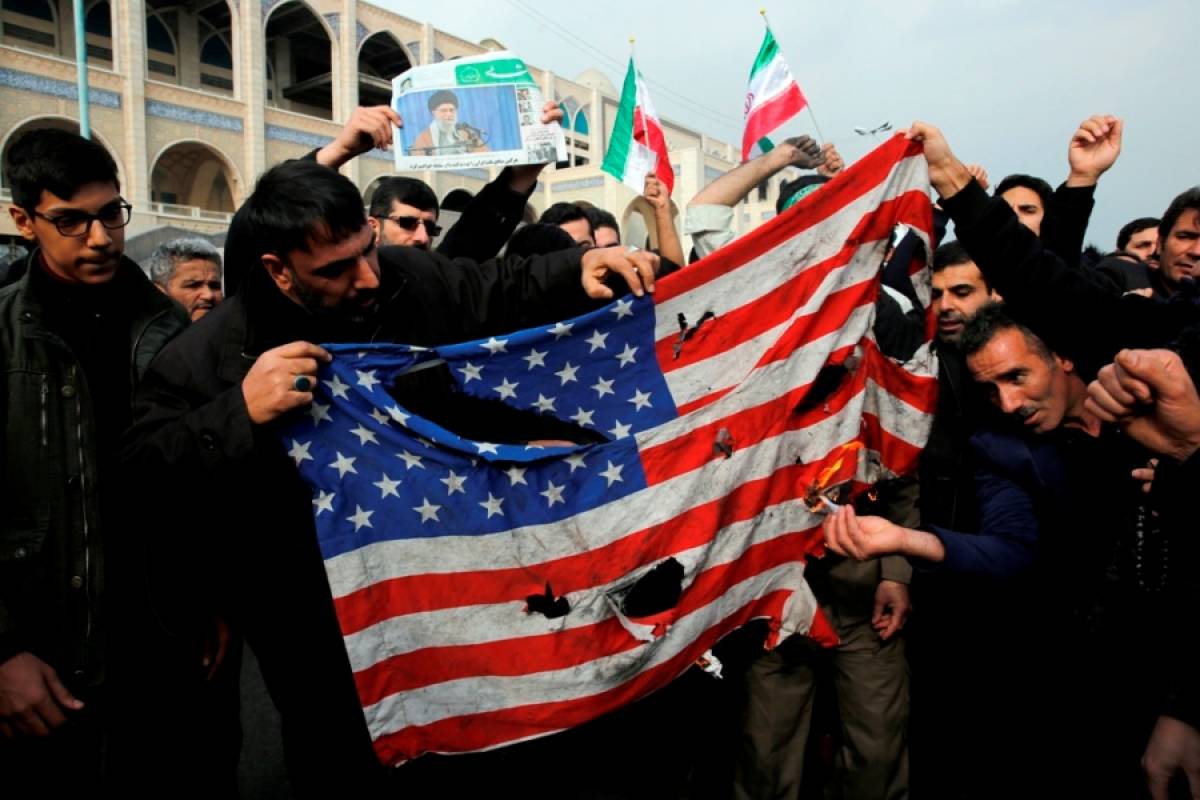 Δολοφονία Σουλεϊμανί: Δεκάδες χιλιάδες διαδηλώνουν στο κέντρο της Τεχεράνης