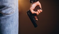 Ηράκλειο: Βγήκαν τα όπλα σε καφενείο - Έφαγε σφαίρα ο ιδιοκτήτης