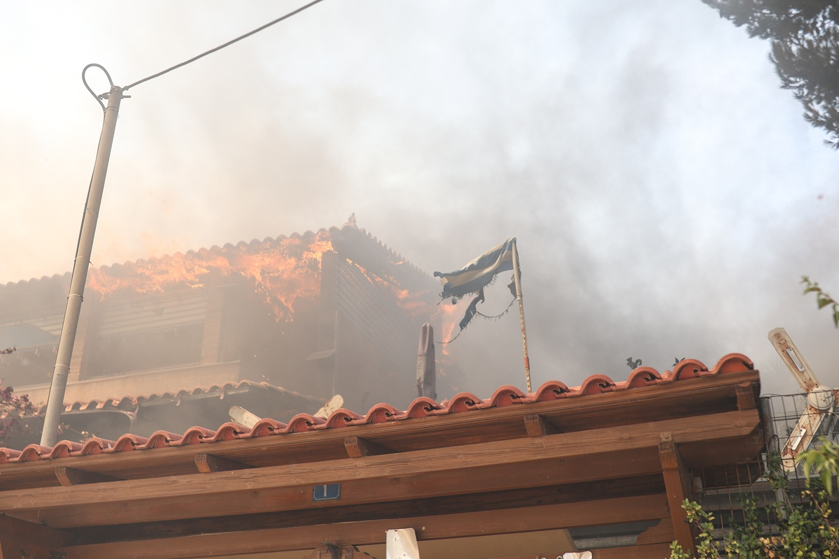 Πύρινος όλεθρος στον Κουβαρά: Καίγονται Καλύβια, Ανάβυσσος, Σαρωνίδα - Συγκλονιστικές εικόνες από τη φωτιά