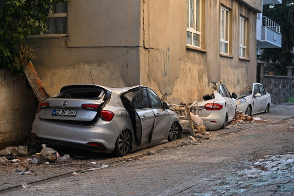 «Χόρεψε» πάνω στα αυτοκίνητα το κτίριο - Απίστευτες εικόνες από τον σεισμό στην Τουρκία