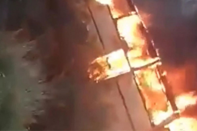 Πούλμαν τυλίχθηκε στις φλόγες και καταστράφηκε ολοσχερώς (Βίντεο)