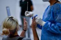 Μετάλλαξη Ομικρον: «Έρχεται τσουνάμι μολύνσεων, τελείωσε ο χρόνος των ανεμβολίαστων»