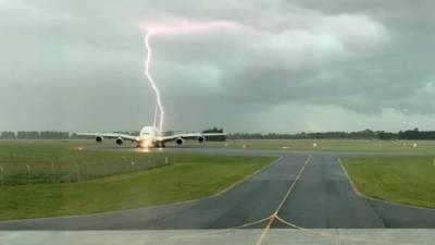 Νέα Ζηλανδία: Κεραυνός έπεσε δίπλα σε αεροπλάνο την ώρα της προσγείωσης (Βίντεο)
