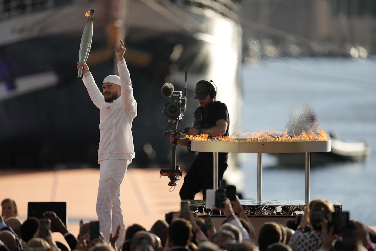 Ολυμπιακή Φλόγα: Πάνω από 100.000 την υποδέχθηκαν στη Μασσαλία – Εντυπωσιακές εικόνες
