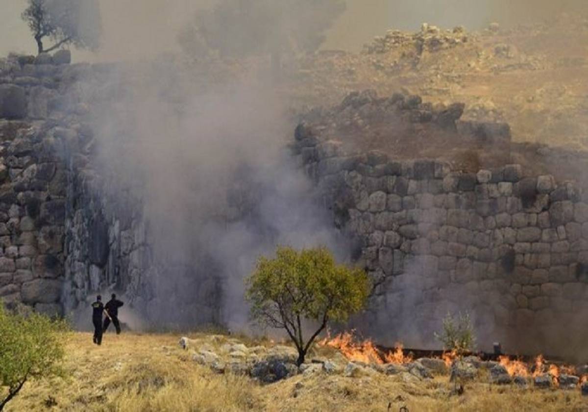 Φωτιά στις Μυκήνες: Δεν υπάρχουν ζημιές σε αρχαιότητες λέει το Υπουργείο Πολιτισμού