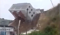 Σοκαριστικό βίντεο: Κτήριο «ξεκολλάει», κατρακυλά σε δρόμο και γίνεται σκόνη
