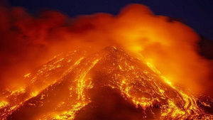 Απόκοσμες εικόνες από τις εκρήξεις της Αίτνας - Συνεχίζει να «βρυχάται» το ηφαίστειο