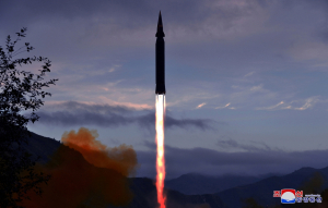 Βόρεια Κορέα: Η Πιονγκγιάνγκ έκανε δοκιμή του πυραύλου Hwasong-12