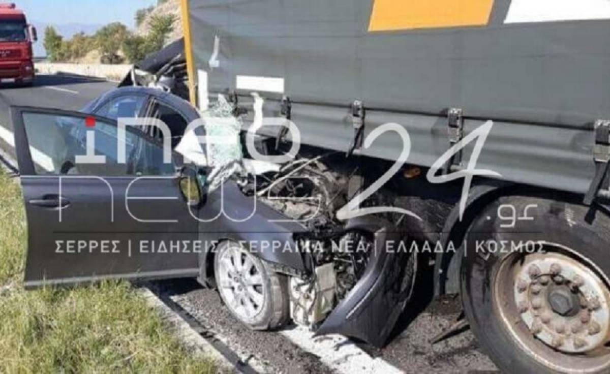 Σέρρες: Αυτοκίνητο καρφώθηκε σε νταλίκα, τραυματίας ο οδηγός (video)