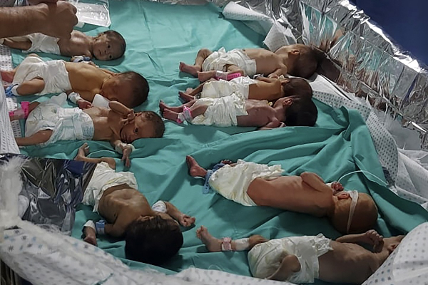 Περικυκλωμένα από ισραηλινές δυνάμεις τα νοσοκομεία της Γάζας - Φτάνουν θερμοκοιτίδες για τα νεογνά
