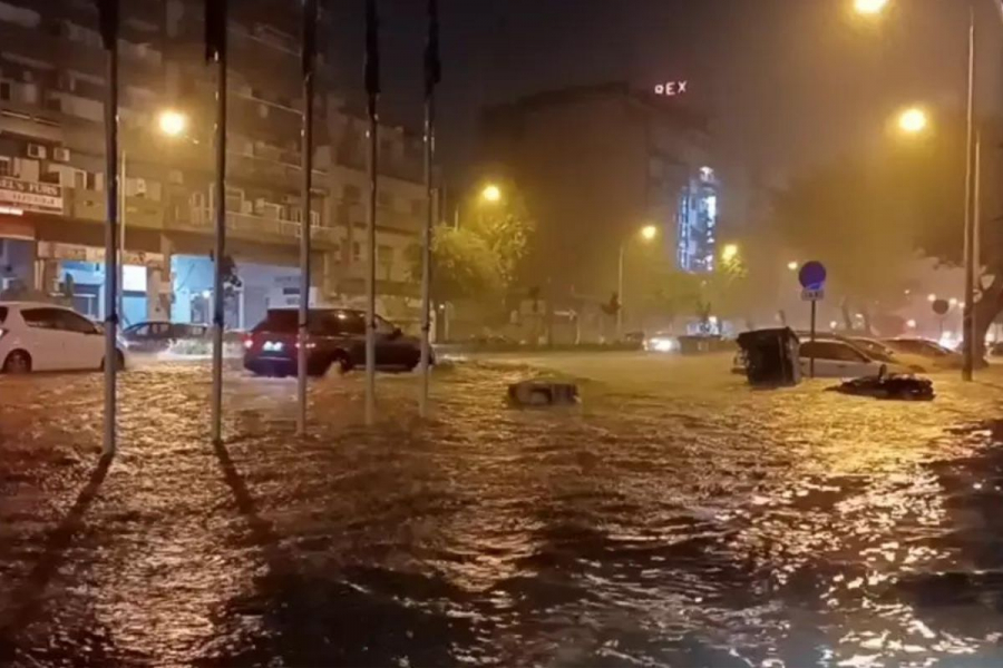 Iσχυρή καταιγίδα στη Θεσσαλονίκη – Χείμαρροι στο κέντρο της πόλης (βίντεο)