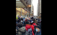 Χιλιάδες μαθητές του Σικάγο αποχωρούν διαμαρτυρόμενοι για την ανασφαλή επιστροφή στα σχολεία