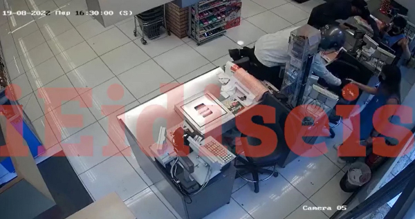 Βίντεο - ντοκουμέντο: Ληστρική επιδρομή με όπλο και μαχαίρι σε σούπερ μάρκετ