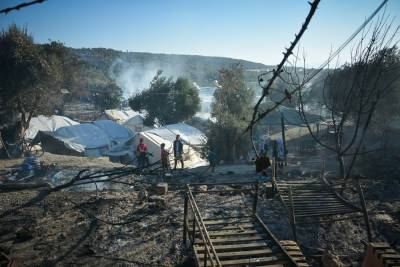 Εικόνες καταστροφής στη Μόρια: Στάχτη το ΚΥΤ - Σε κατάσταση έκτακτης ανάγκης η Λέσβος