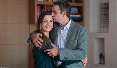 Ο Μητσοτάκης εύχεται «χρόνια πολλά» στην κόρη του με ένα φιλί – «Γέμισες τη ζωή μας με φως»