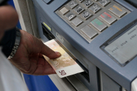 Οι νέες προμήθειες στις αναλήψεις από τα ATM - Αναλυτικά οι χρεώσεις σε όλες τις τράπεζες