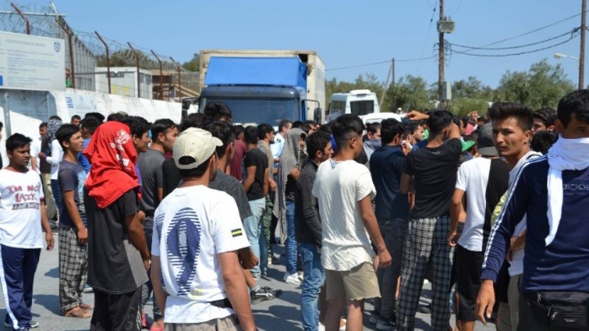 Ύπατος αρμοστής του ΟΗΕ για τους Πρόσφυγες: «Ντροπιαστικές» οι συνθήκες στις δομές των νησιών του Αιγαίου
