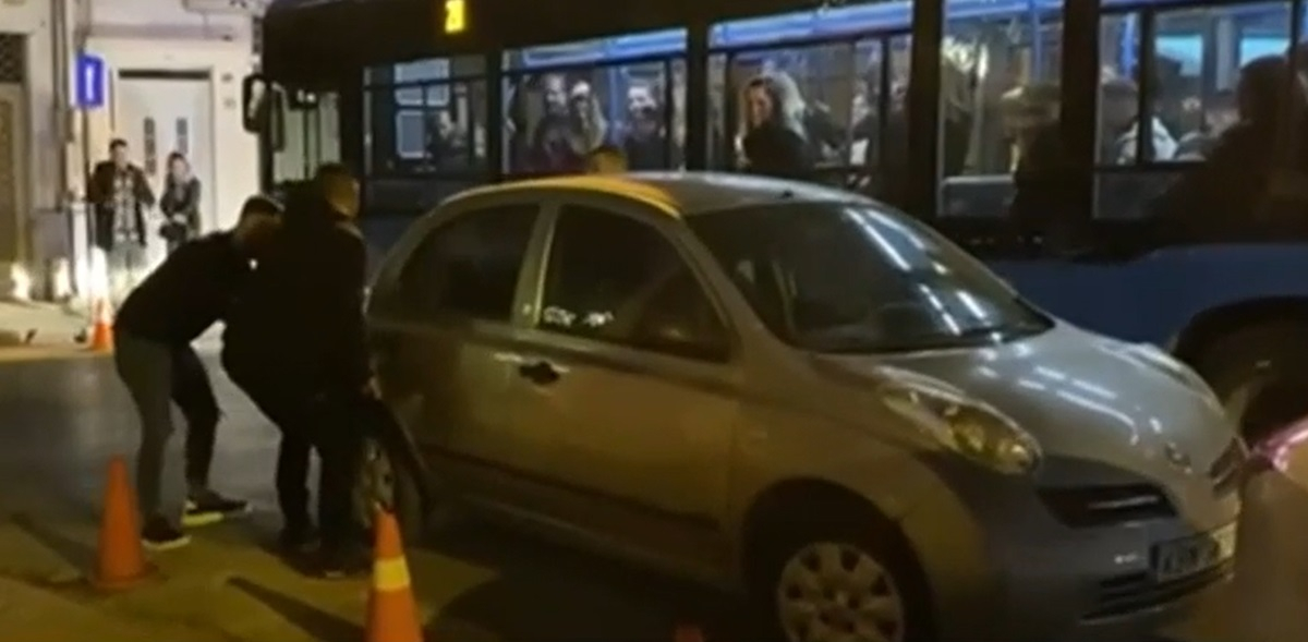 Θεσσαλονίκη: Σήκωσαν αυτοκίνητο με τα χέρια για να περάσει το λεωφορείο - Βίντεο