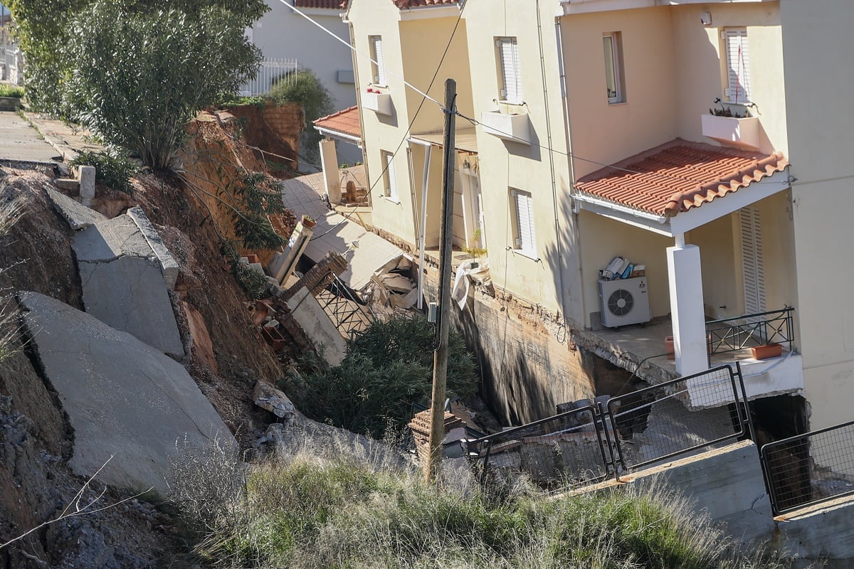 Καθίζηση στον Νέο Βουτζά: Σπίτι βυθίστηκε τρία μέτρα 