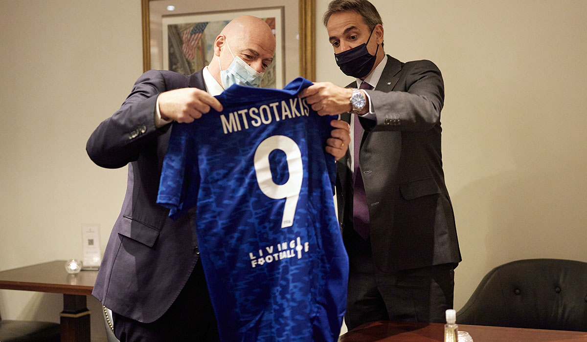 Συνάντηση Μητσοτάκη με τον πρόεδρο της FIFA – Τα ποδοσφαιρικά δώρα που δέχθηκε ο πρωθυπουργός