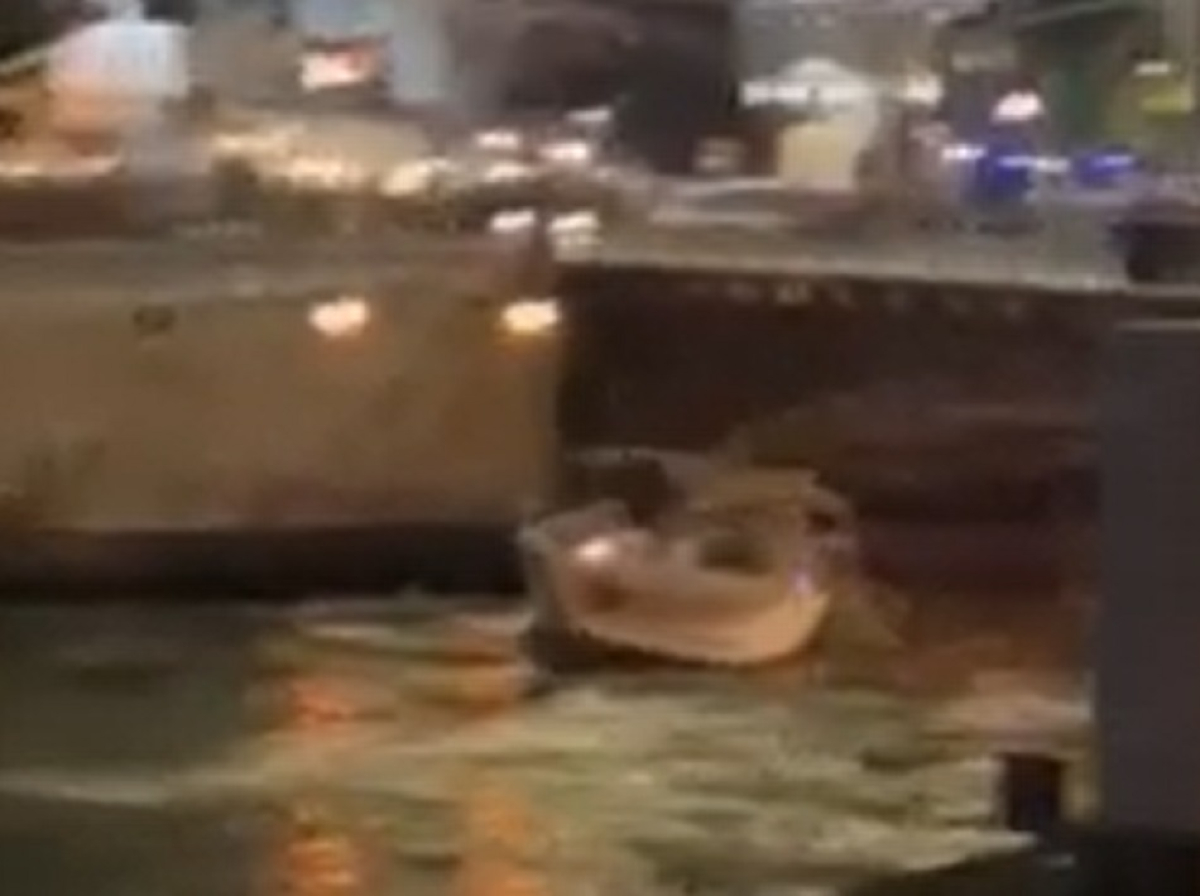 Χαλκίδα: Ιστιοφόρο «στούκαρε» στη Γέφυρα του Ευρίπου (απίστευτο βίντεο)