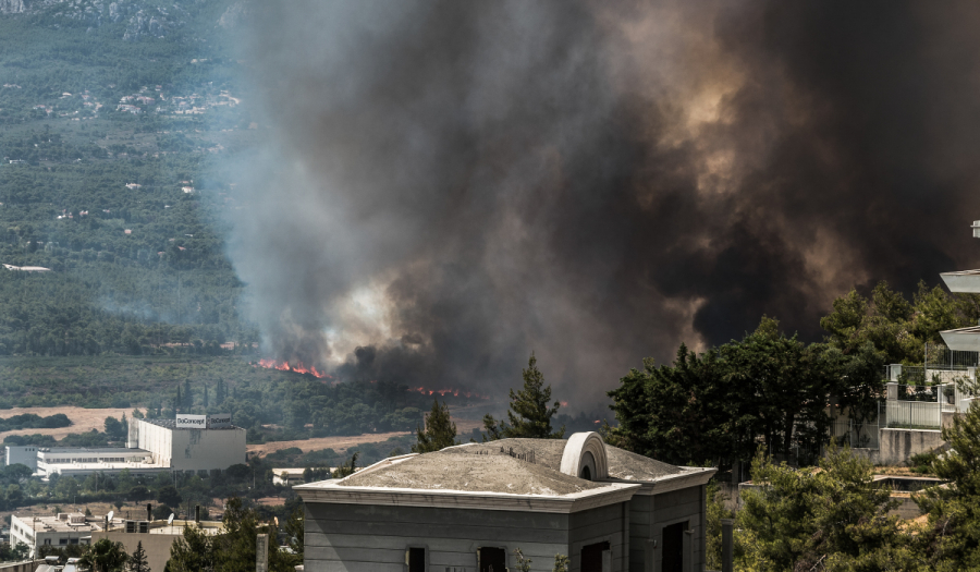 Φωτιά στην Βαρυμπόμπη: Κραυγή του δημάρχου, δεν αρκούν οι δυνάμεις, η φωτιά μπήκε στον οικισμό