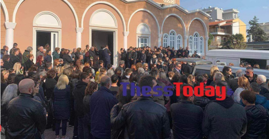 Αλεξανδρούπολη: Πλήθος κόσμου στην κηδεία του 15χρονου, «είναι πολύ άδικο...»