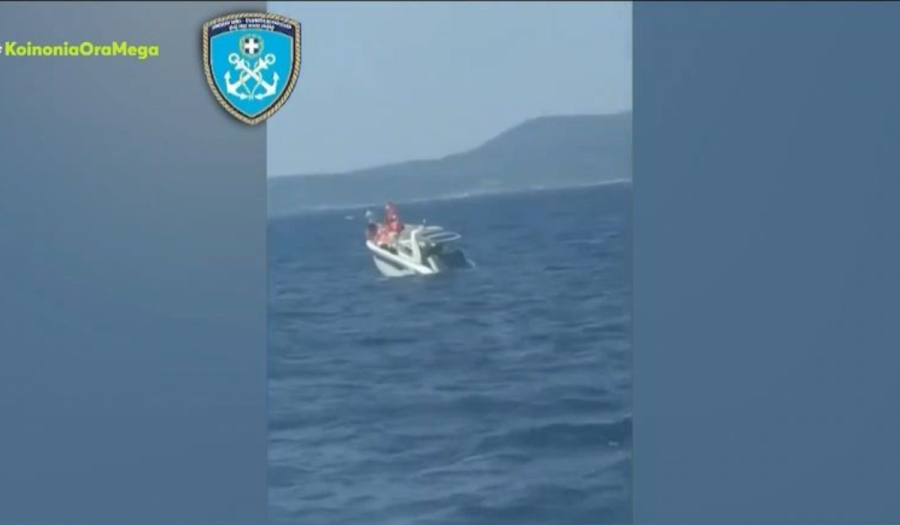 Βίντεο ντοκουμέντο: Δραματική διάσωση 8 ατόμων από σκάφος που βυθιζόταν στην Αίγινα
