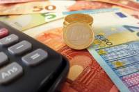 Η νέα πάγια ρύθμιση για τα χρέη στην εφορία με δόση από 30 ευρώ