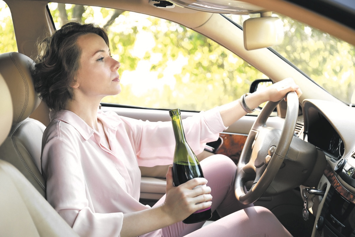 Ειδικός συστήνει στους οδηγούς λίγο κόκκινο κρασί μια ώρα πριν πάρουν θέση πίσω από το τιμόνι
