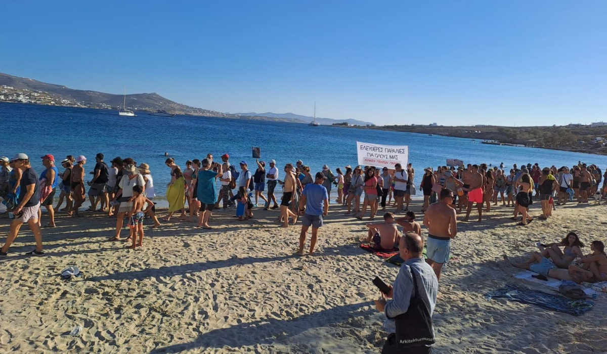 Φουντώνει το «Kίνημα της Πετσέτας»: Ξεκίνησε από την Πάρο και κάνει «κατάληψη» στις παραλίες των νησιών