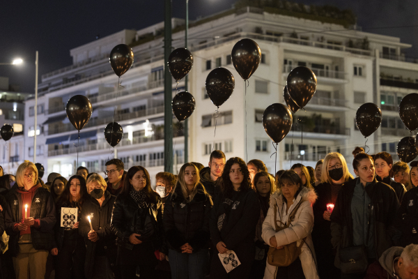 Monde: Στην Ελλάδα η θλίψη γίνεται οργή - Εκτενές ρεπορτάζ για την τραγωδία