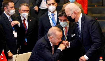 Σύνοδος ΝΑΤΟ: Με... μεταλλαγμένο Ερντογάν η πρώτη συνάντησή του με Μπάιντεν